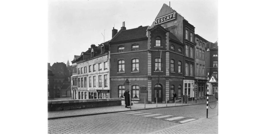 Ein Haus in Maastricht 1956 trägt den Schriftzug von Nescafé.