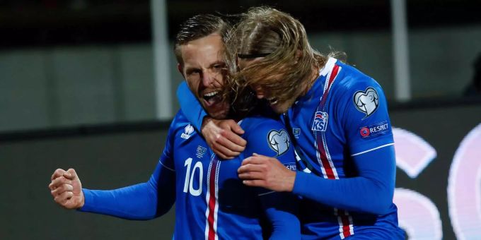 Die Isländer Gylfi Sigurdsson und Birkir Bjarnason beim Torjubel. Die Isländer Gylfi Sigurdsson und Birkir Bjarnason beim Torjubel.