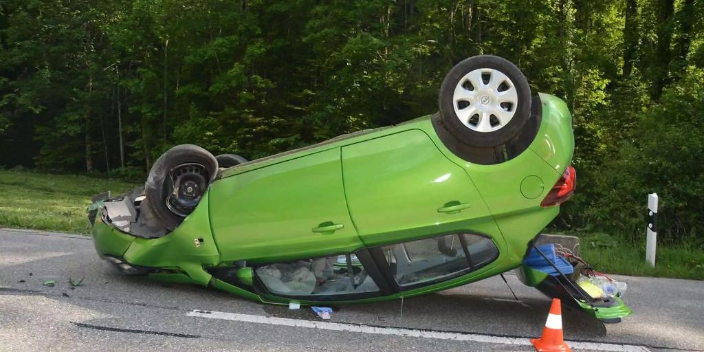 Auto nach Unfall überschlagen