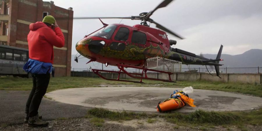 Der Körper wurde mit dem Helikopter ausgeflogen.