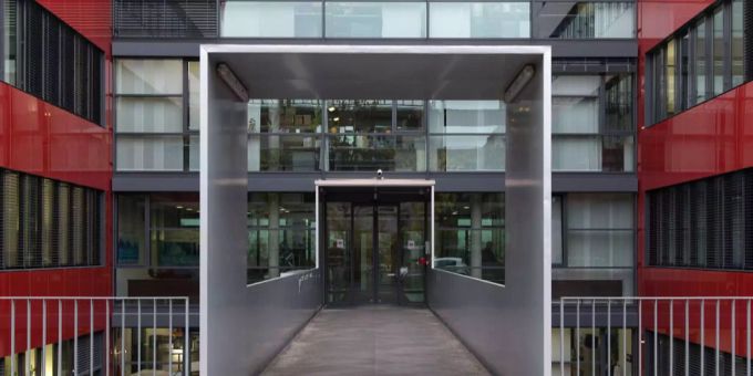 2017 registrierte das Fedpol 726 Meldungen wegen Drohungen. 2017 registrierte das Fedpol 726 Meldungen wegen Drohungen.