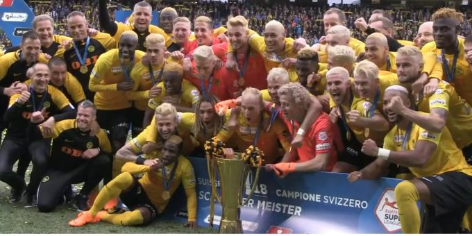 Hier ist er! - Blonde Berner begiessen Meisterpokal