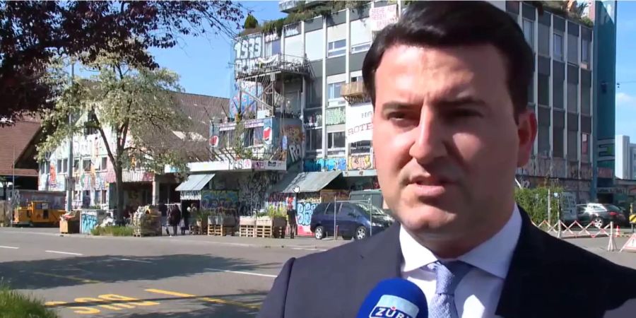 Der Zürcher FDP-Gemeinderat Përparim Avdili wurde Opfer einer Feuerwerks-Attacke.