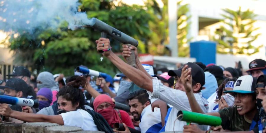 Auf beiden Seiten feuern sie: Die Auseinandersetzungen zwischen Polizei, paramilitärischen Gruppen und den Demonstranten wird immer gewalttätiger.