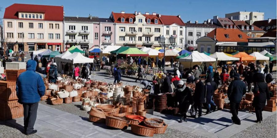 Ostermarkt in Białystok, heute Polen, im ausgehenden 19. Jahrhundert Teil des russischen Zarenreiches. Hier lebte Ludwik Zamenhof, als er Esperanto entwickelte.