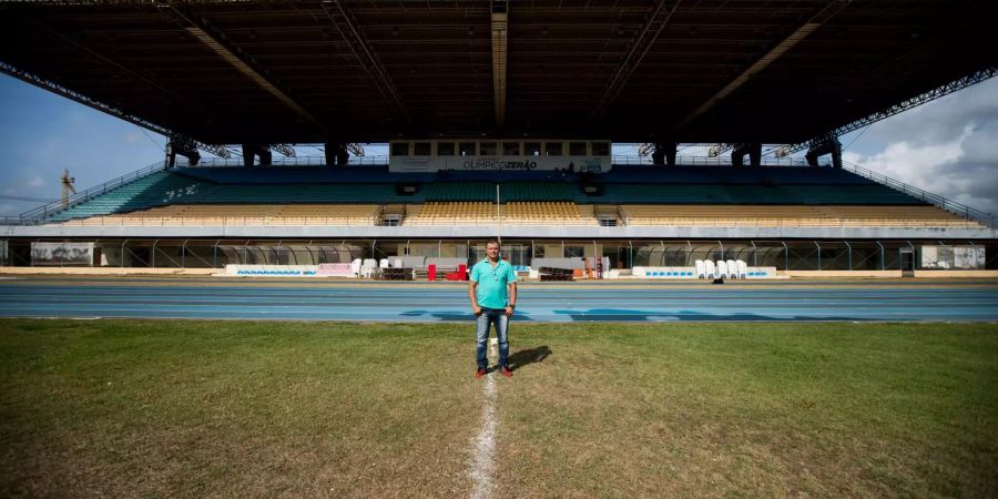 Der Direktor des Äquator-Fussballstadions im nordbrasilianischen Macapá, Irismar «Mazinho» Veras, steht auf der Mittellinie, die der Äquatorlinie entsprechen soll.