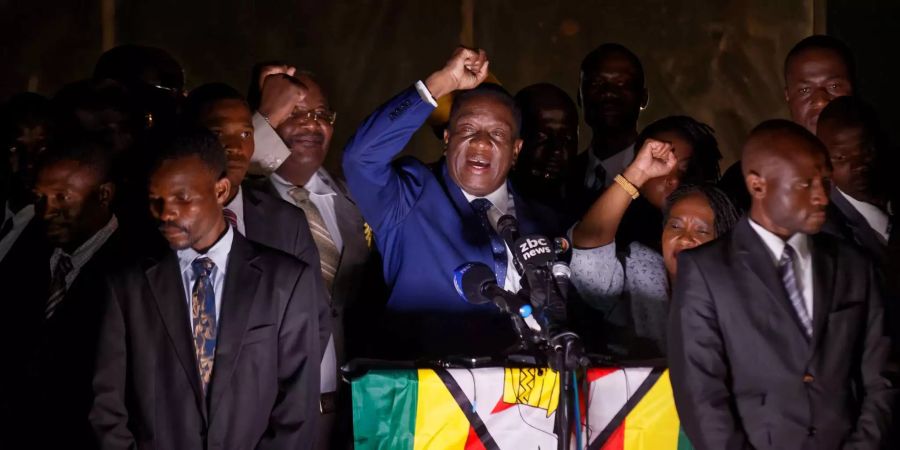 Emmerson Mnangagwa, der designierte Nachfolger des zurückgetretenen simbabwischen Präsidenten Mugabe, grüsst seine Unterstützer vor dem Hauptquartier der Regierungspartei Zanu-PF in Harare (Simbabwe) mit geballten Fäusten.