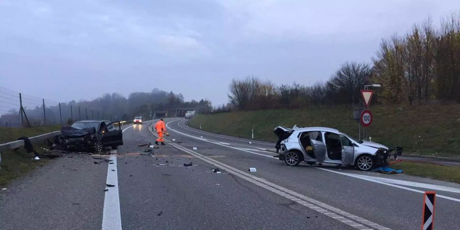 Die Unfallfahrzeuge sind von der Kollision demoliert.