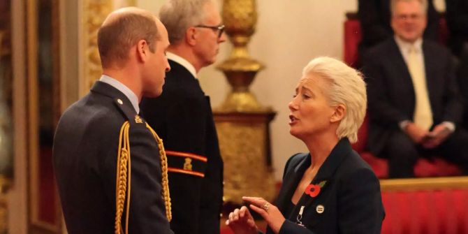 Emma Thompson, Schauspielerin aus Grossbritannien, wird von dem britischen Prinz William im Buckingham Palast zur Dame Commander of the British Empire ernannt.