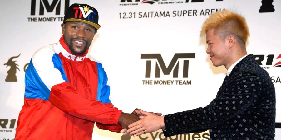 Profiboxer Floyd Mayweather schüttelt seinem Kickbox-Gegner Tenshin Nasukawa die Hand.