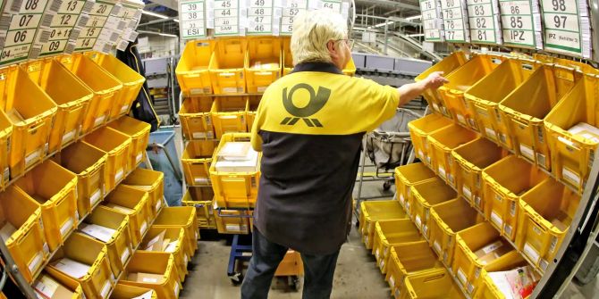 Eine Mitarbeiterin der Deutschen Post sortiert Grossbriefe im Briefzentrum.