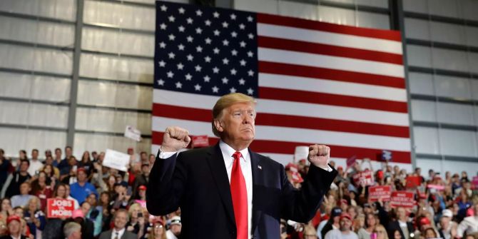 Donald Trump, Präsident der USA, gestikuliert bei einer Wahlkampfkundgebung am Pensacola International Airport.