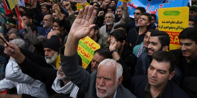 Demonstranten haben sich im Iran vor der US-Botschaft versammelt.