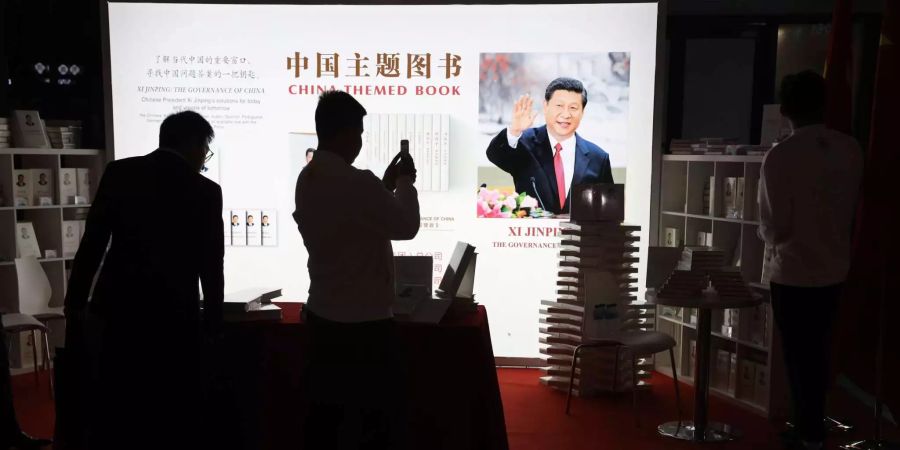 Ein Stand vermarktet Bücher über Xi Jinping.