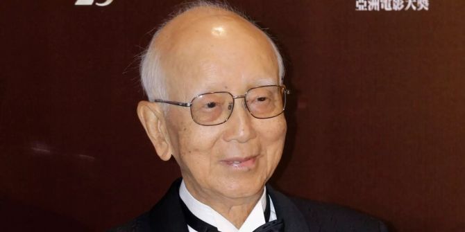 Filmproduzent Raymond Chow nimmt an einer Preisverleihung teil.