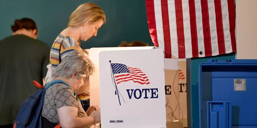 Wahlberechtigte geben in Los Angeles ihre Stimme ab.