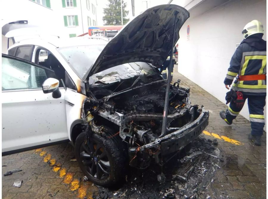 Verunfalltes weisses Auto mit ausgebranntem Motor - zvg Kantonspolizei Thurgau