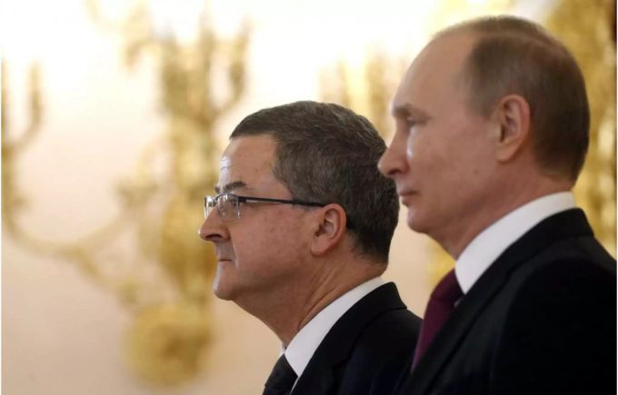 Der Schweizer Botschafter in Russland, Yves Rossier, mit Russlands Präsident Wladimir Putin bei einer Zeremonie im März 2017 im Kreml in Moskau. rossier