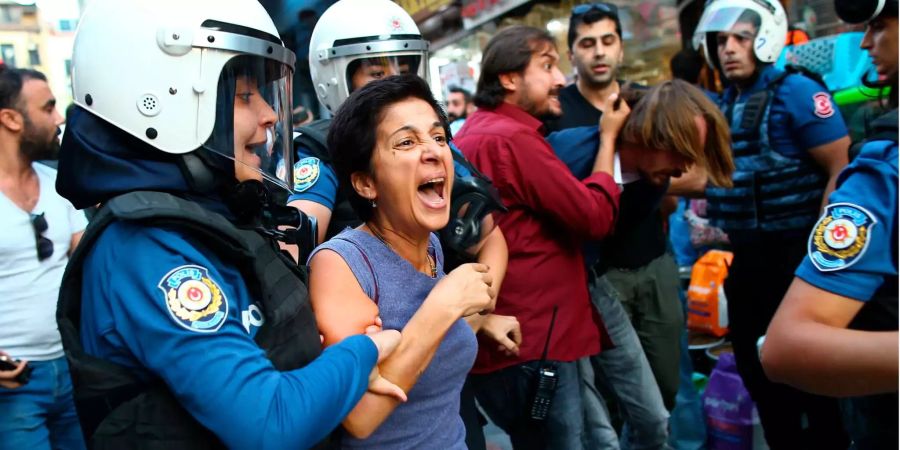 Polizisten nehmen Demonstranten fest, die gegen die Inhaftierung von Arbeitern des neuen Flughafens von Istanbul protestieren.