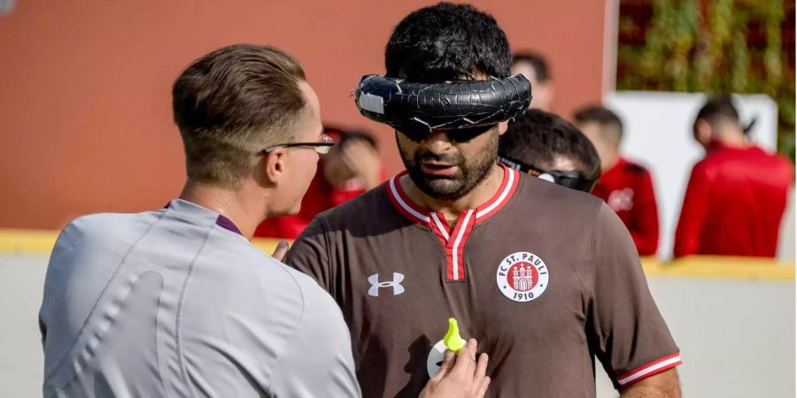 Serdal Celebi (rechts), Blinden-Fussballer des FC St. Pauli, spricht beim 11. Blindenfussball Masters mit dem Schiedsrichter.