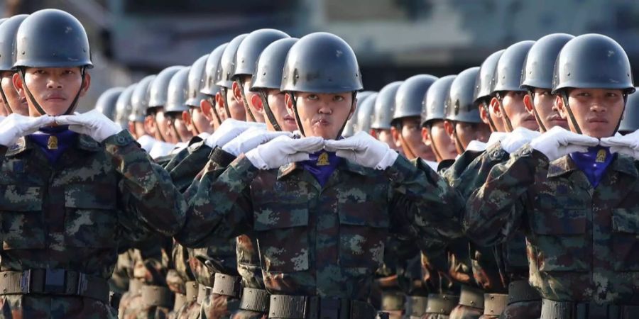 Thailändische Soldaten nehmen an einer Zeremonie Teil in Bankok.