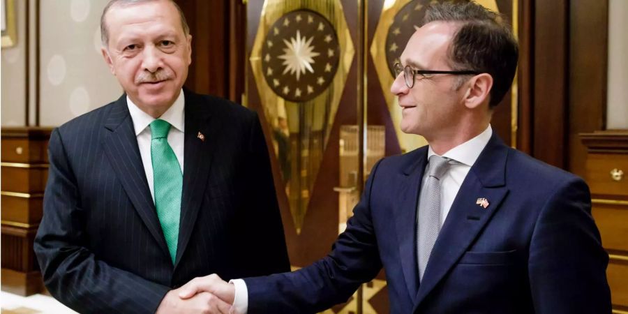 Heiko Maas (rechts) und Recep Tayyip Erdogan schütteln einander die Hände.