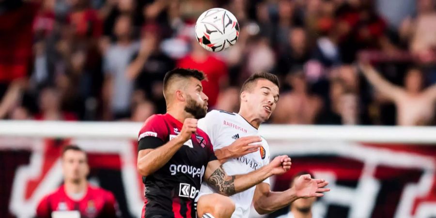 Kevin Bua (rechts, FC Basel) liefert sich mit Pietro di Nardo (Xamax) ein Kopfballduell um den Ball.