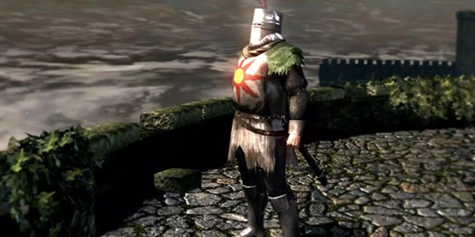 Praise the sun! Dark Souls: Remastered für die Nintendo Switch wurde heute, am 19. Oktober 2018, veröffentlicht. Solaire of Astora steht auf dem Balkon, auf dem man ihm zuerst begegnet.
