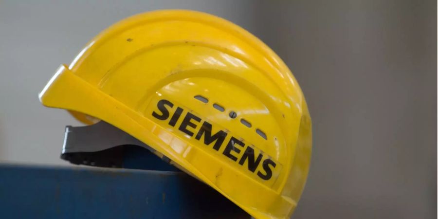 Ein gelber Schutzhelm mit dem Aufdruck «Siemens» liegt in einer Montagehalle des Siemens-Turbinenwerks.