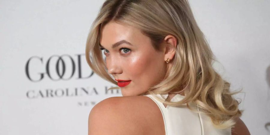 Das Model Karlie Kloss posiert für Fotografen.