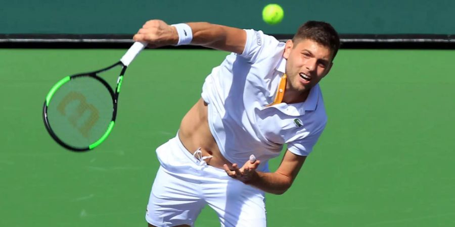 Filip Krajonovic serviert in Indian Wells gegen Roger Federer.