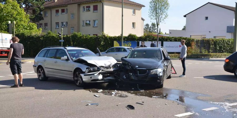 Die beiden Lenker zogen sich bei dem Unfall leichte Schürfwunden zu - Kapo Basel-Landschaft