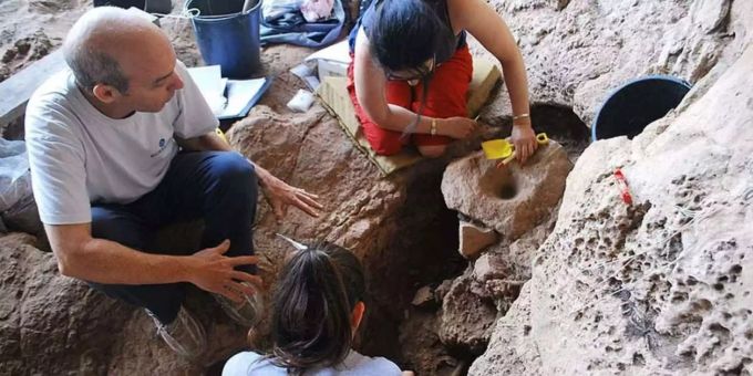 Archäologen graben in der Höhle von Rakefet nach der ältesten Bier-Brauerei der Welt. Archäologen graben in der Höhle von Rakefet nach der ältesten Bier-Brauerei der Welt.