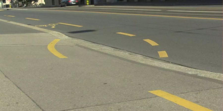 Oft verlaufen Velo Wege in Zürich über Trottoirs, wie hier an der Bederstrasse.