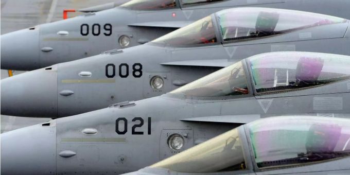 F/A 18-Flugzeuge der Schweizer Luftwaffe stehen am Dienstag 14. Mai 2014 bereit für einen militärischen Übungsflug auf dem Flugplatz Buochs im Kanton Nidwalden. F/A 18-Flugzeuge