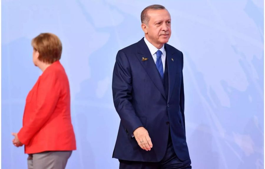 Deutschlands Bundeskanzlerin Angela Merkel und Türkeis Präsident Recep Tayyip Erdogan politisieren in entgegengesetzte Richtungen.