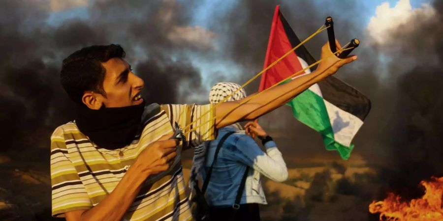 Palästinenser protestieren an der Grenze Israels zum Gazastreifen.