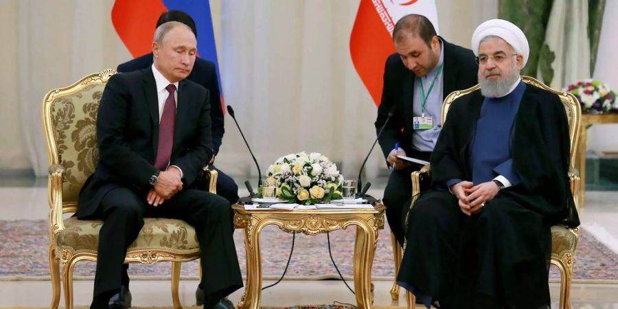 Der russische Präsident Wladimir Putin und der iranische Staatschef Hassan Ruhani sprechen während dem Syrien-Gipfel in Teheran.