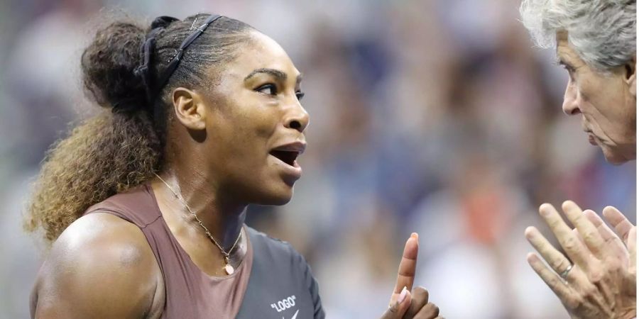 Serena Williams diskutiert mit Schiedsrichter Carlos Ramos am US-Open-Final.