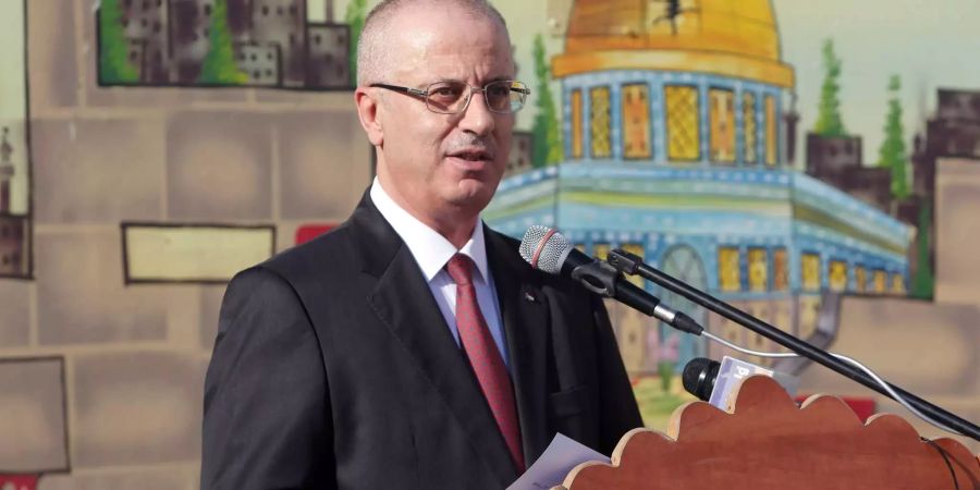 Der palästinensische Ministerpräsident Rami Hamdallah spricht bei der Eröffnung des neuen Schuljahres in einer Aqaba Mädchenschule.