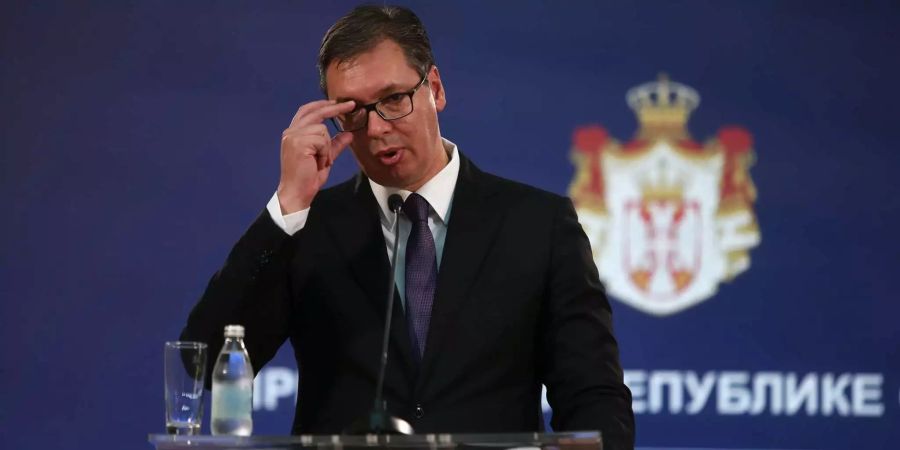 Serbiens Staatspräsidenten Aleksandar Vucic spricht während einer Pressekonferenz.