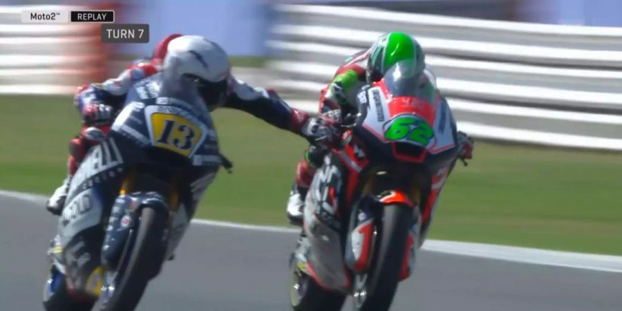 Moto2-Fahrer Romano Fenati greift während der Fahrt an den Lenker seines Gegners.