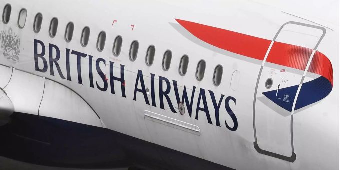 Ein British-Airways-Flugzeug steht auf einer Parkposition am Flughafen Heathrow in London (GB). british airways