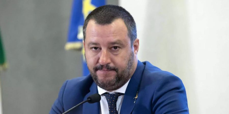 Italiens Innenminister, Matteo Salvini, spricht mit Journalisten während einer Pressekonferenz.