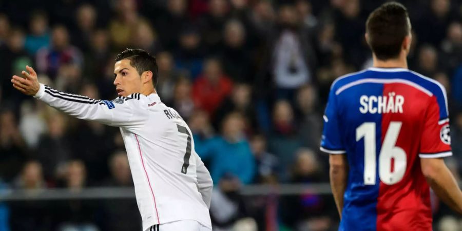 Cristiano Ronaldos und Fabian Schärs Reaktionen nach dem der Portugiese am 26. November 2014 gegen den FC Basel getroffen hat.