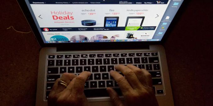 Bereits seit gestern Abend erleben viele Online-Händler einen Ansturm auf ihren Internetseiten. (Symbolbild) Eine Person tippt auf einem Laptop.