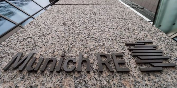 Das Logo der Münchener Rückversicherungs AG «Munich RE» ist an einer Mauer der Zentrale in München angebracht.