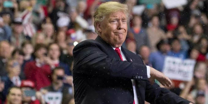 Donald Trump freut sich über falschen Schnee, der an einer Versammlung vom Dach rieselt. Donald Trump in Mississippi.