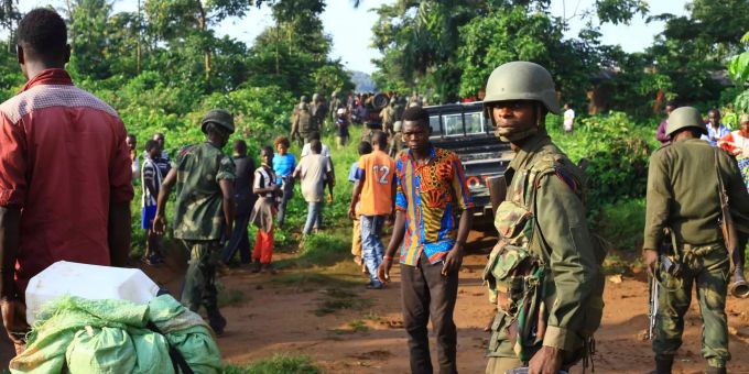 Behörden im Kongo melden 17 getötete Zivilisten. Soldaten patrouillieren in einem Gebiet, in dem Zivilisten von Rebellen der Allied Democratic Forces in Beni getötet wurden.