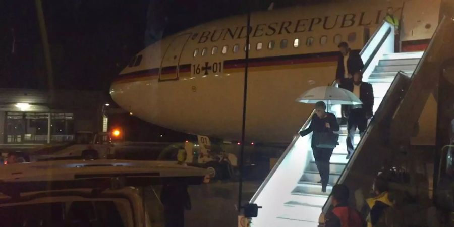 Bundeskanzlerin Angela Merkel verlässt den defekten Regierungsflieger.